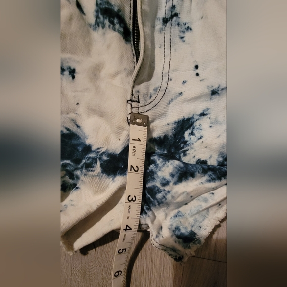 Almost Famous Juniors 5, white and blue tie-dye denim shorts - Picture 8 of 13